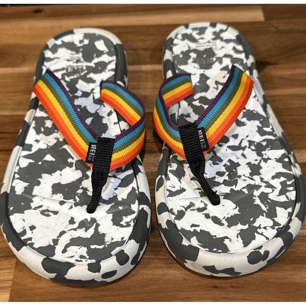 REI Recycled Flip Flops Pride Edition Rainbow Size‎ 4 Kids Youth White/Grey